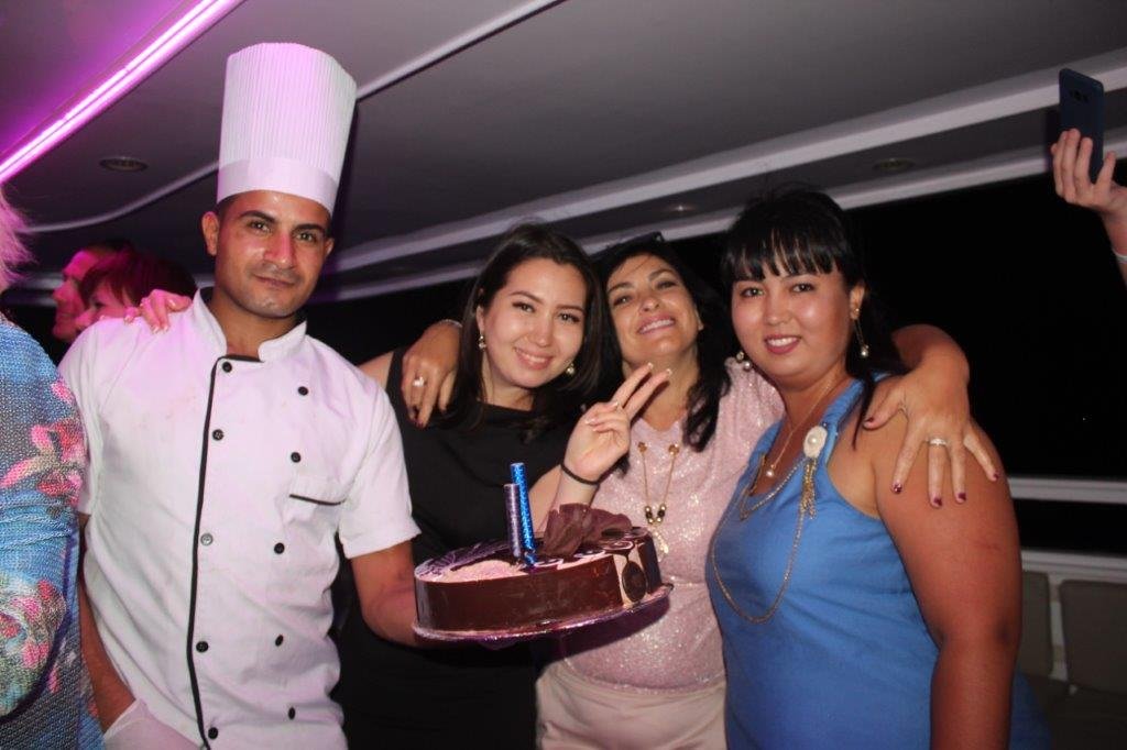 Cena Serale con Spettacolo su Yacht in Mare