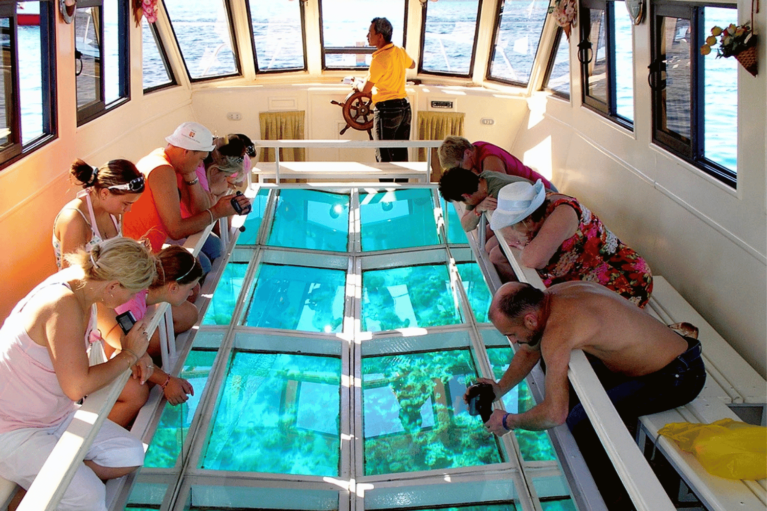 Barca con fondo trasparente