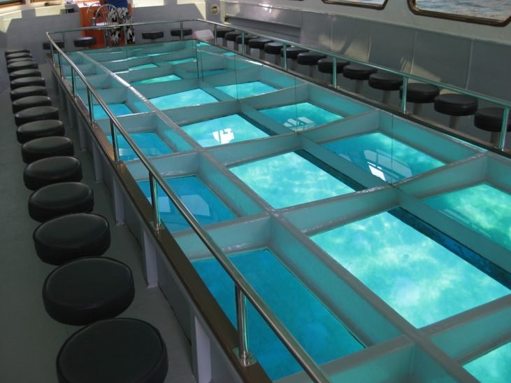 Barca con fondo trasparente