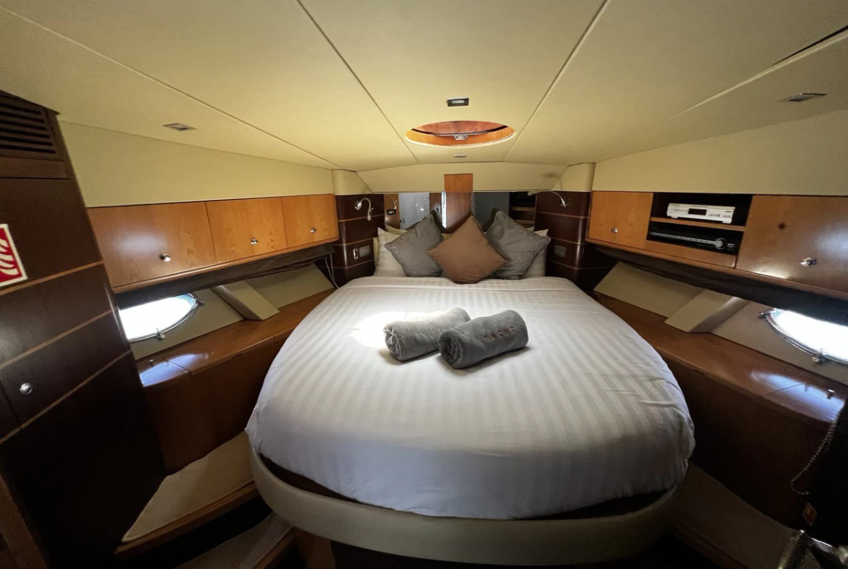 Моторная яхта Princess 55 (индивидуальная экскурсия)