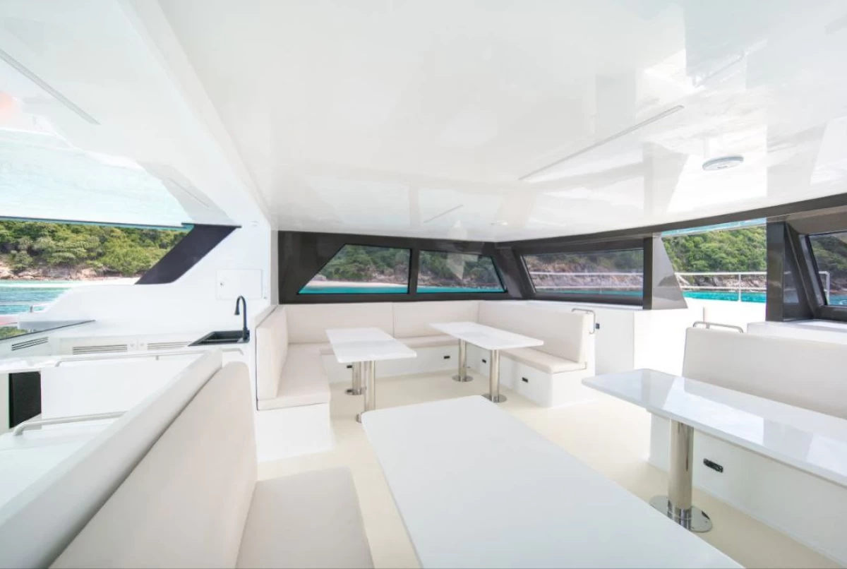 Catamarano a motore CM6 (escursione individuale)