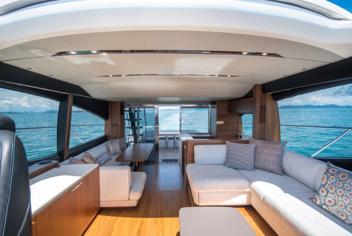 Моторная яхта Princess S65