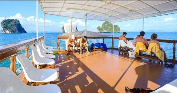 Isola di James Bond in barca grande