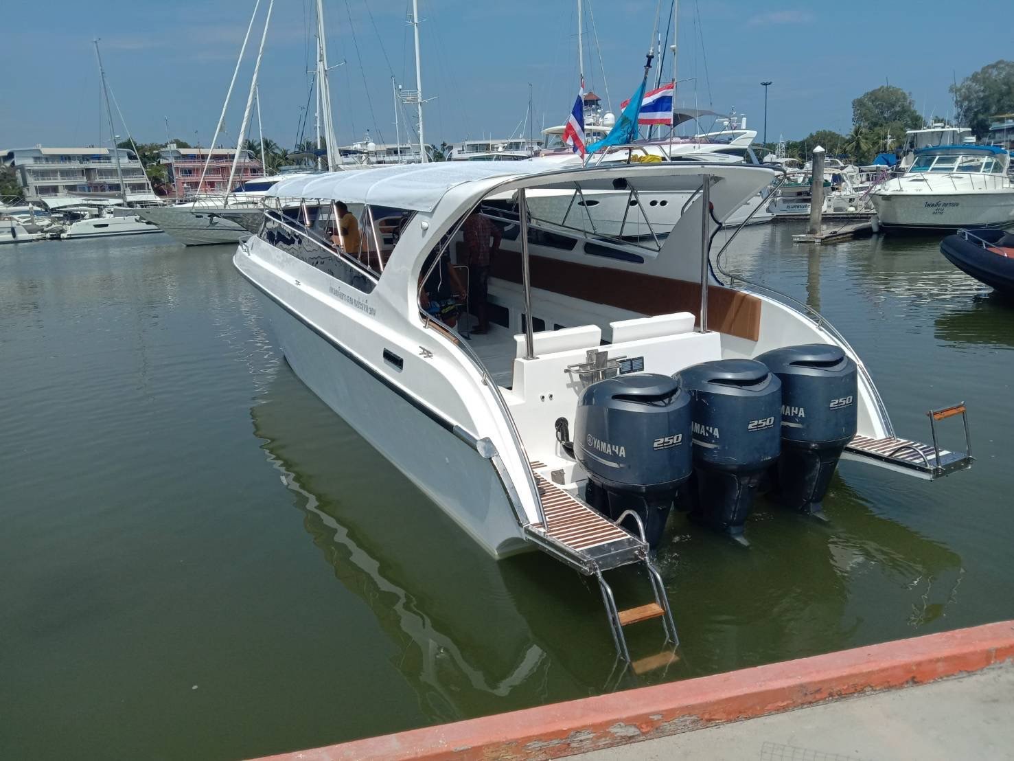 3 ОСТРОВА (Пхи-Пхи + Бамбуковый остров + Рангъяй) с рыбалкой на скоростном катере из Пхукета