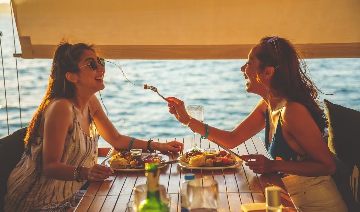 Yacht di lusso SEANERY per l’Isola di James Bond e cena con vista sul tramonto