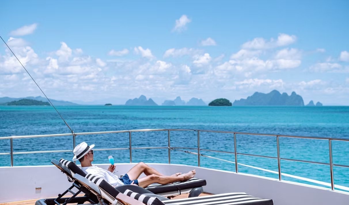 Yacht di lusso SEANERY per l’Isola di James Bond e cena con vista sul tramonto